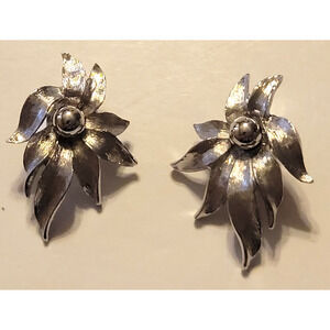 Vintage Celebrity Pastelli Earrings Silver Tone Floral‎ Studded Clip-On Jewelry